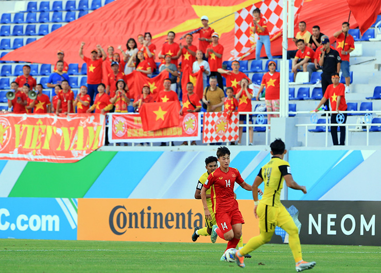 CĐV Việt tranh cãi với ban tổ chức, bắc loa báo tin vui cho U23 Việt Nam ngay tại sân - 9