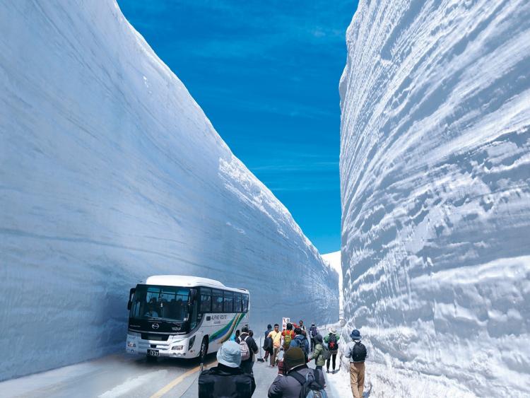 Cung đường chạy quanh núi, tuyết trắng xóa chất cao 17 mét ở Nhật Bản