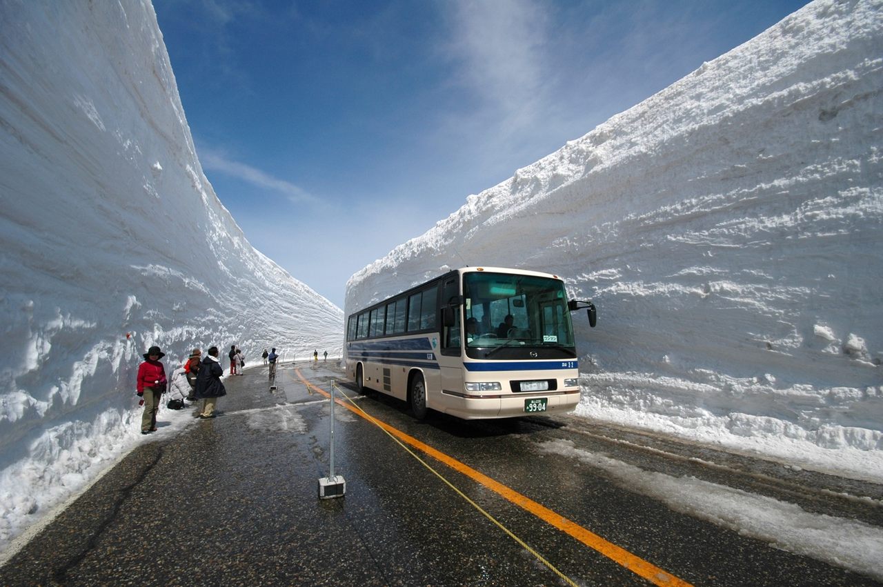 Cung đường chạy quanh núi, tuyết trắng xóa chất cao 17 mét ở Nhật Bản - 4