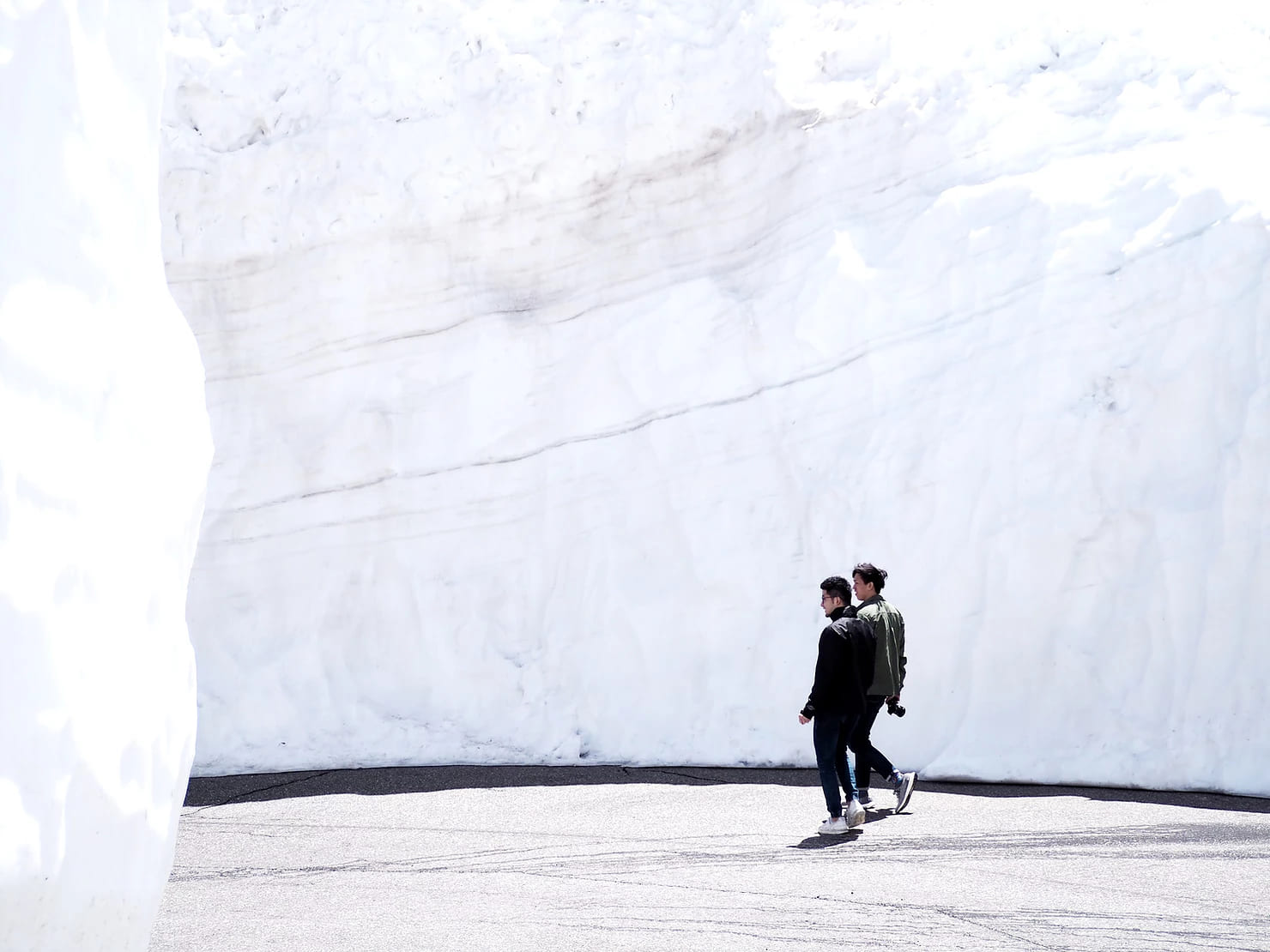 Cung đường chạy quanh núi, tuyết trắng xóa chất cao 17 mét ở Nhật Bản - 8