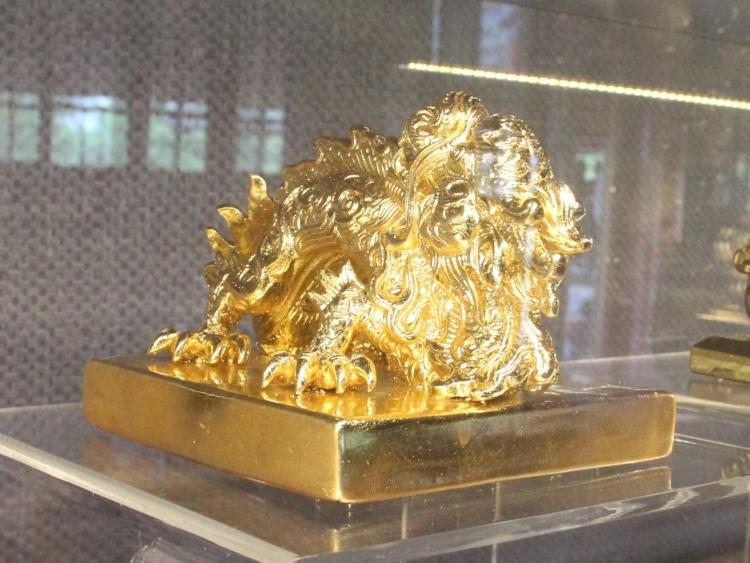 Chiêm ngưỡng phiên bản Kim ấn triều Nguyễn bằng gốm thếp vàng