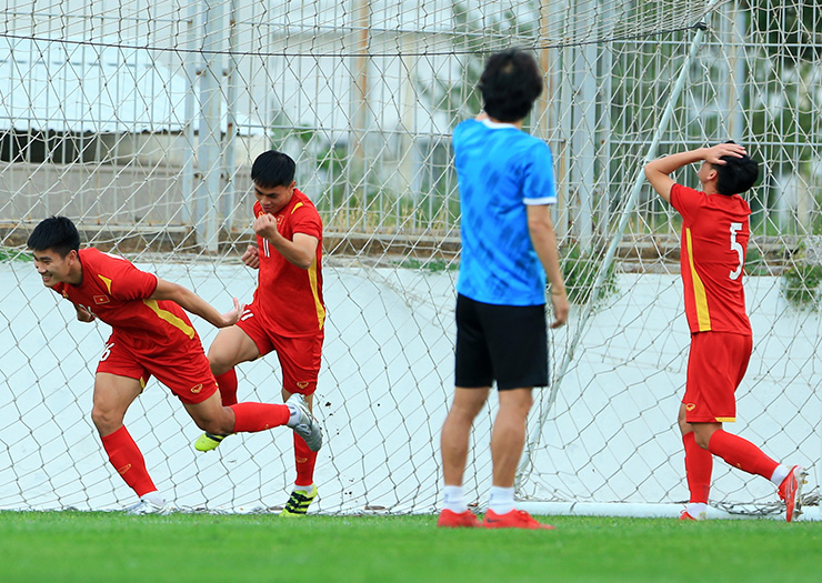 Cầu thủ U23 Việt Nam thay Quan Văn Chuẩn làm thủ môn và cái kết hài hước - 4