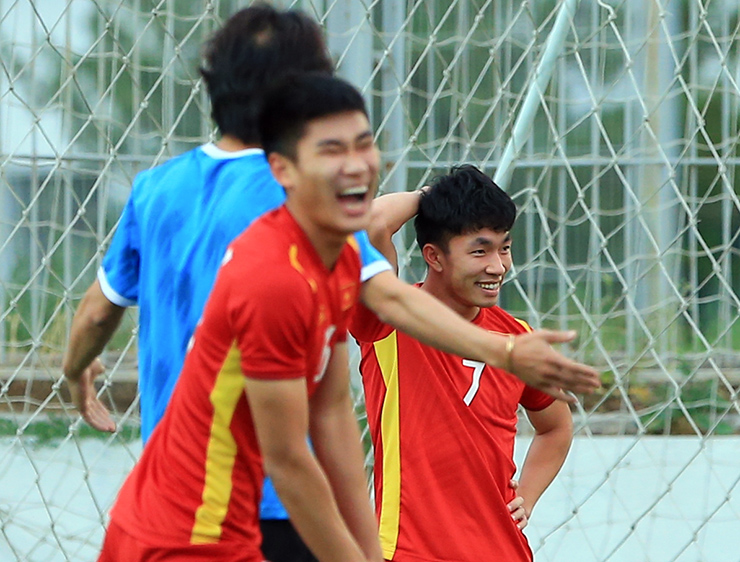 Cầu thủ U23 Việt Nam thay Quan Văn Chuẩn làm thủ môn và cái kết hài hước - 7