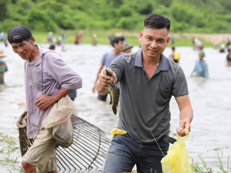 Cả làng nghìn người vác nơm lao xuống đầm trong lễ hội bắt cá vui nhộn ở Hà Tĩnh