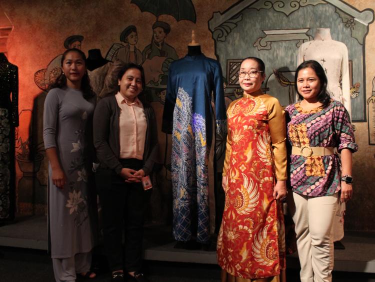 Giao lưu văn hóa Việt - Indonesia qua chiếc áo dài Batik