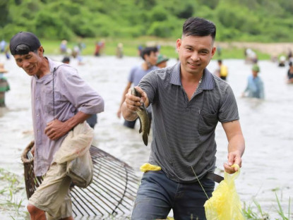 Lễ hội - Cả làng nghìn người vác nơm lao xuống đầm trong lễ hội bắt cá vui nhộn ở Hà Tĩnh