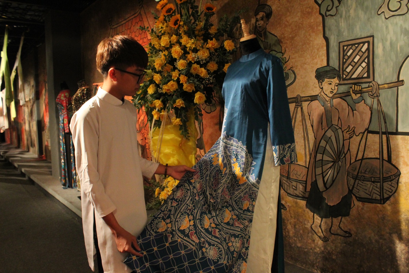 Giao lưu văn hóa Việt - Indonesia qua chiếc áo dài Batik - 1