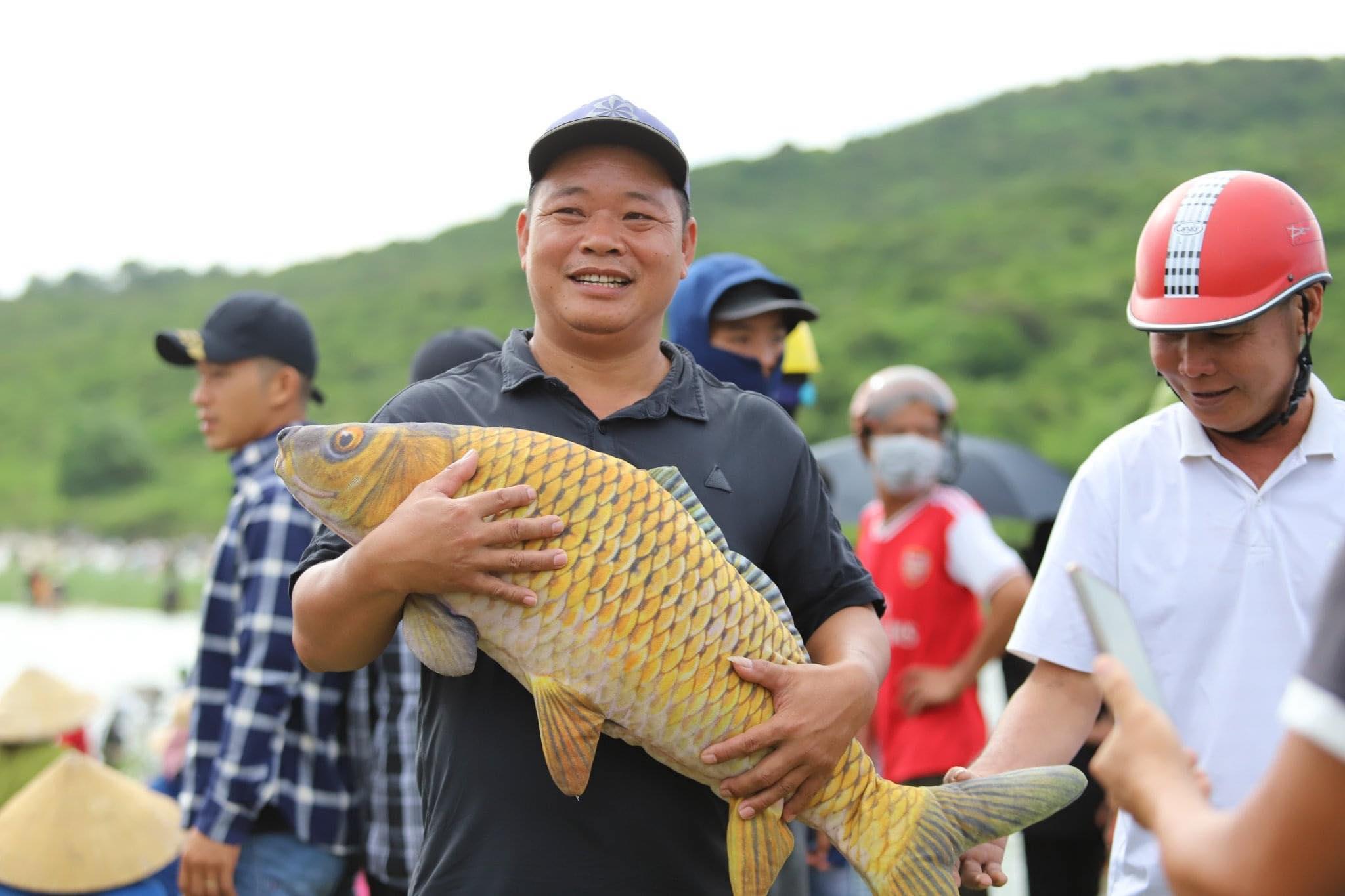 Cả làng nghìn người vác nơm lao xuống đầm trong lễ hội bắt cá vui nhộn ở Hà Tĩnh - 6