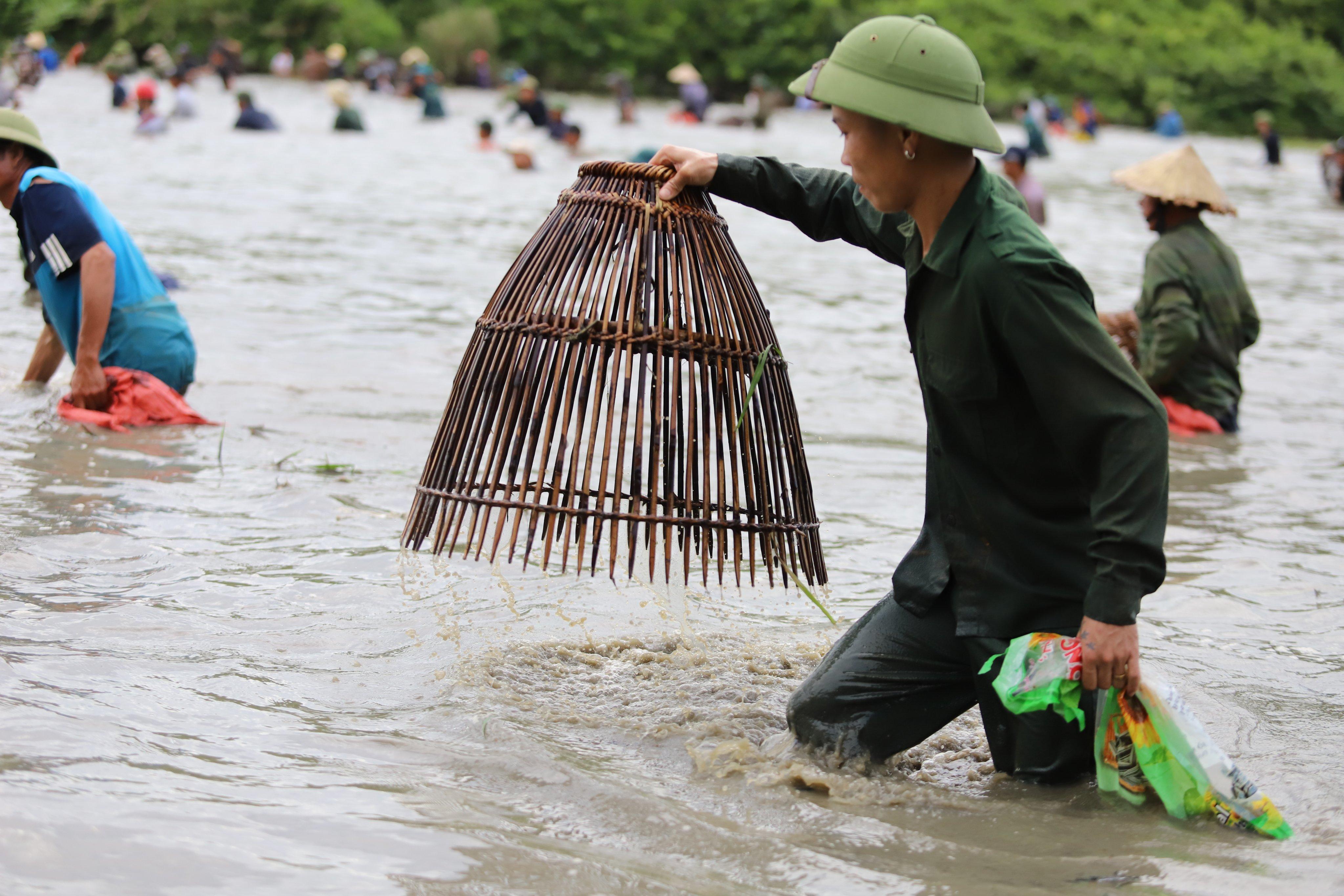 Cả làng nghìn người vác nơm lao xuống đầm trong lễ hội bắt cá vui nhộn ở Hà Tĩnh - 8