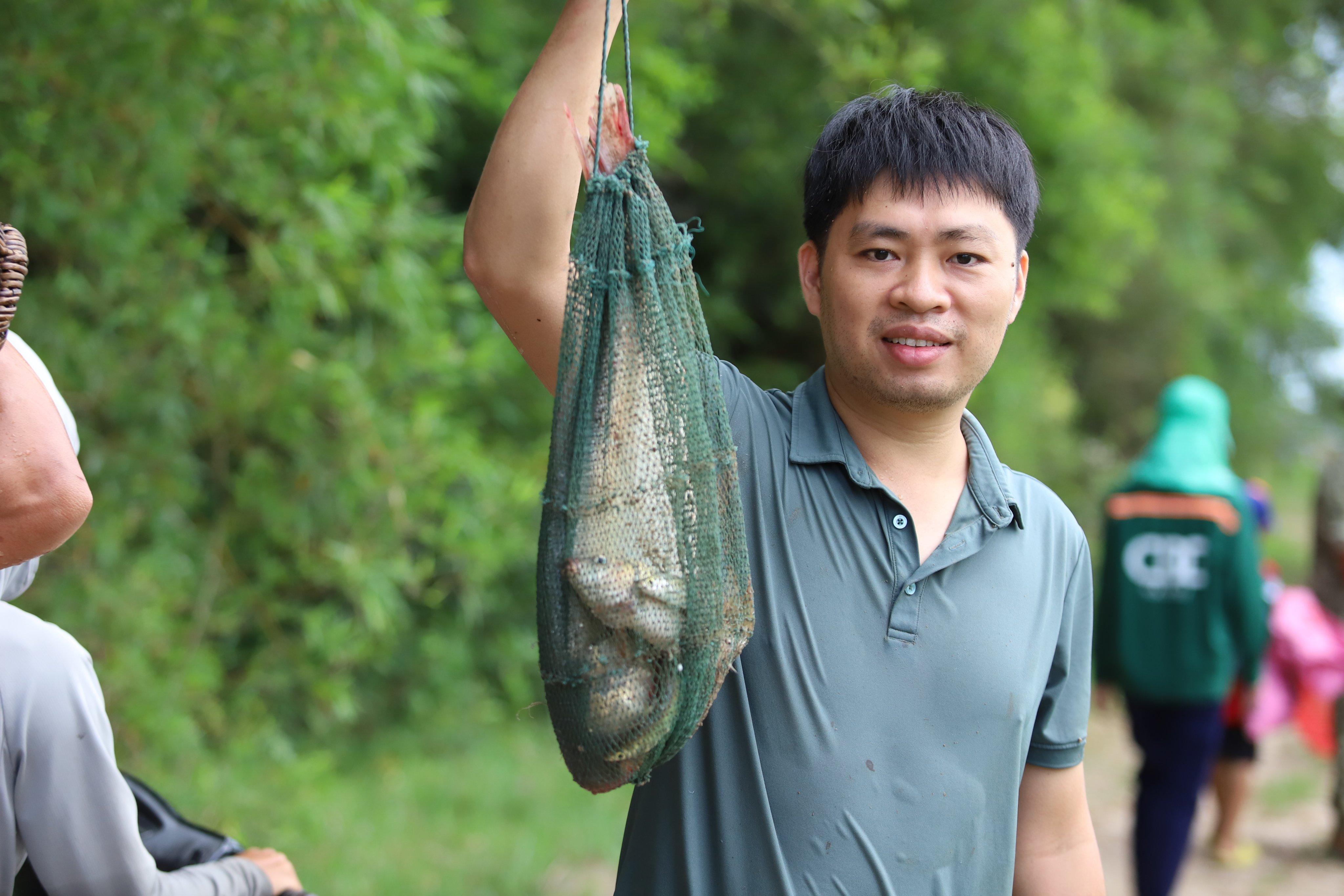 Cả làng nghìn người vác nơm lao xuống đầm trong lễ hội bắt cá vui nhộn ở Hà Tĩnh - 9