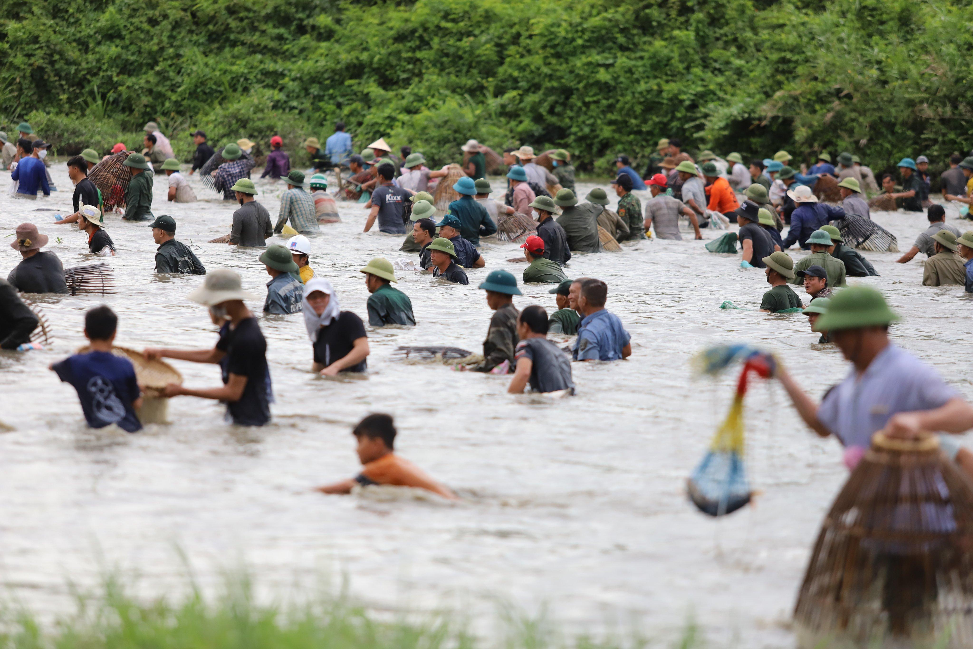 Cả làng nghìn người vác nơm lao xuống đầm trong lễ hội bắt cá vui nhộn ở Hà Tĩnh - 11