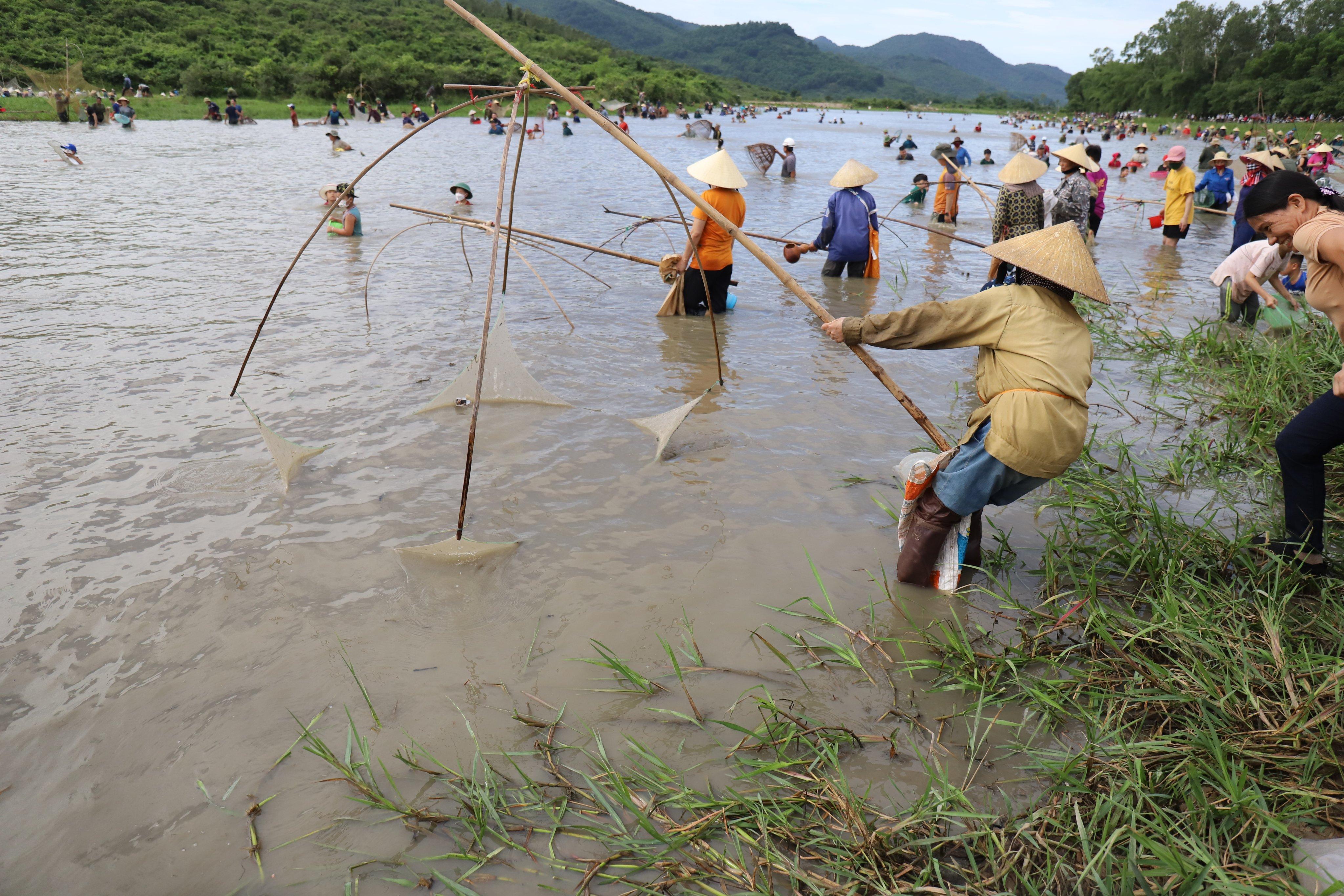 Cả làng nghìn người vác nơm lao xuống đầm trong lễ hội bắt cá vui nhộn ở Hà Tĩnh - 12