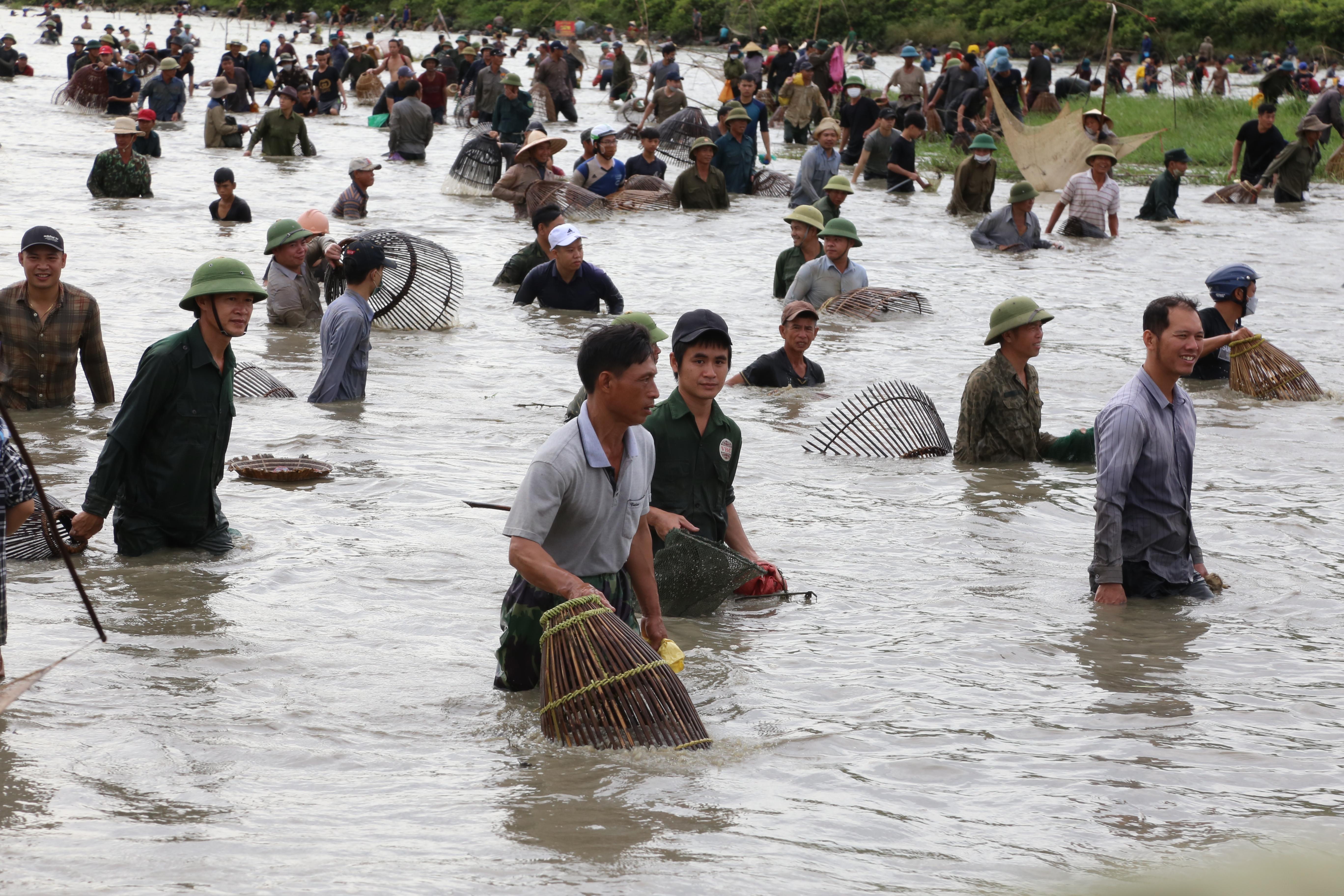 Cả làng nghìn người vác nơm lao xuống đầm trong lễ hội bắt cá vui nhộn ở Hà Tĩnh - 13