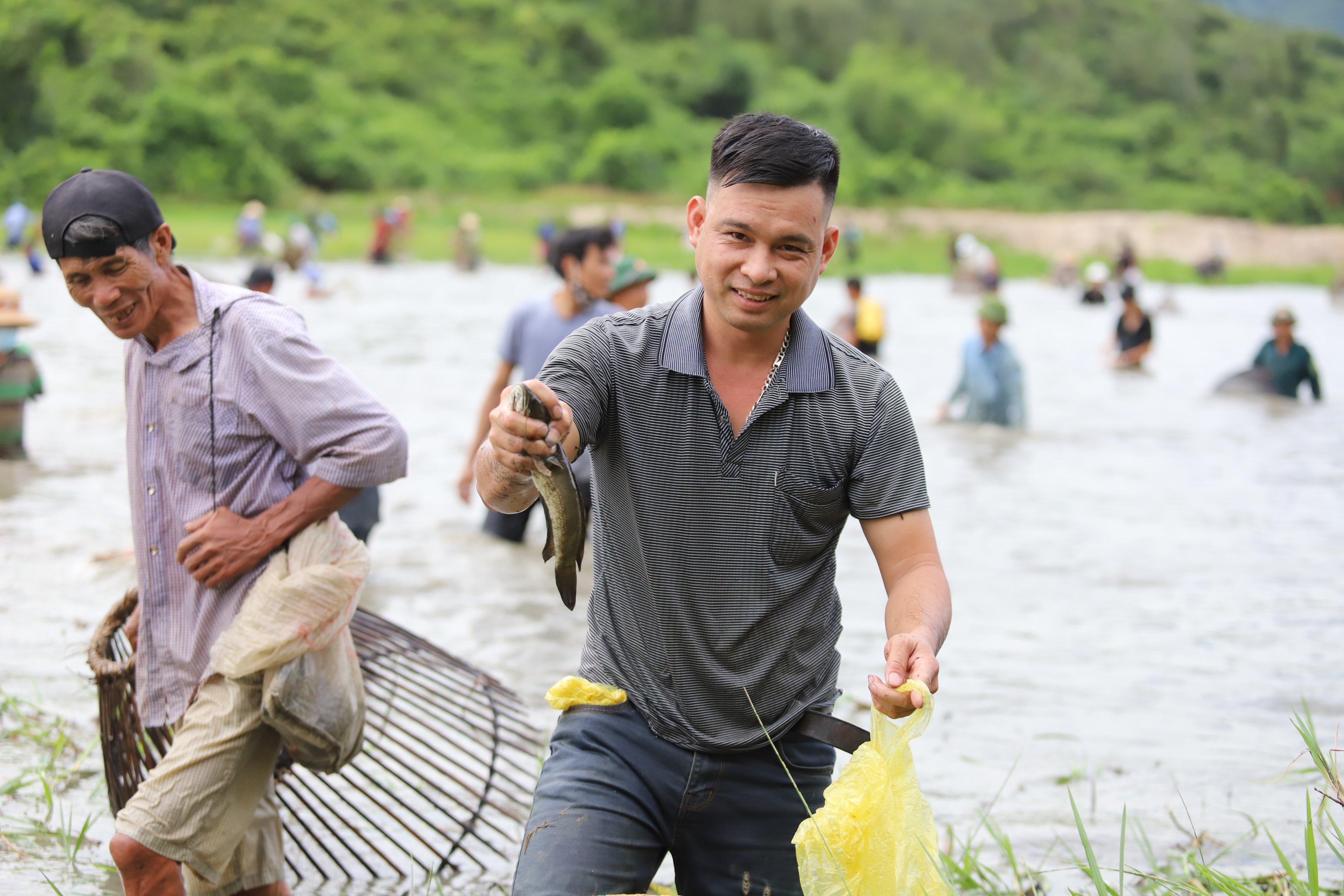 Cả làng nghìn người vác nơm lao xuống đầm trong lễ hội bắt cá vui nhộn ở Hà Tĩnh - 14