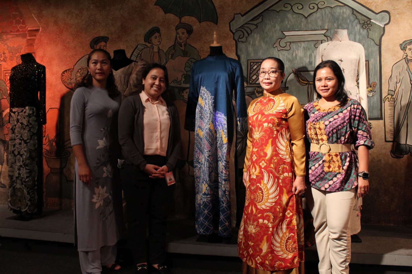 Giao lưu văn hóa Việt - Indonesia qua chiếc áo dài Batik - 2