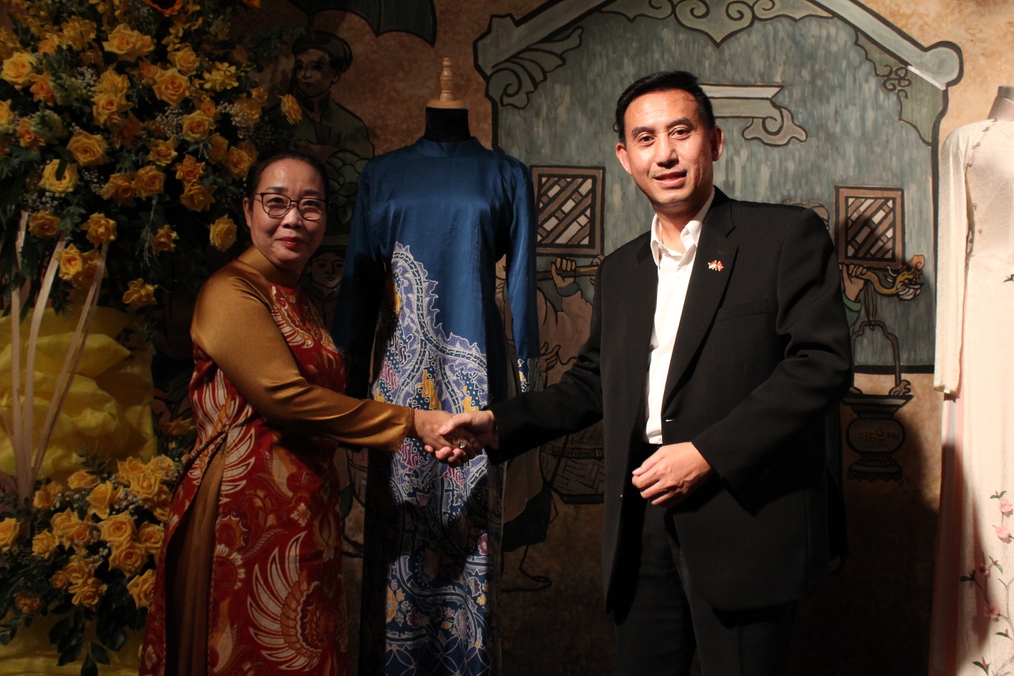 Giao lưu văn hóa Việt - Indonesia qua chiếc áo dài Batik - 3