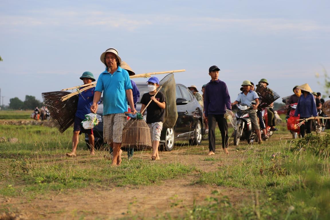 Cả làng nghìn người vác nơm lao xuống đầm trong lễ hội bắt cá vui nhộn ở Hà Tĩnh - 1