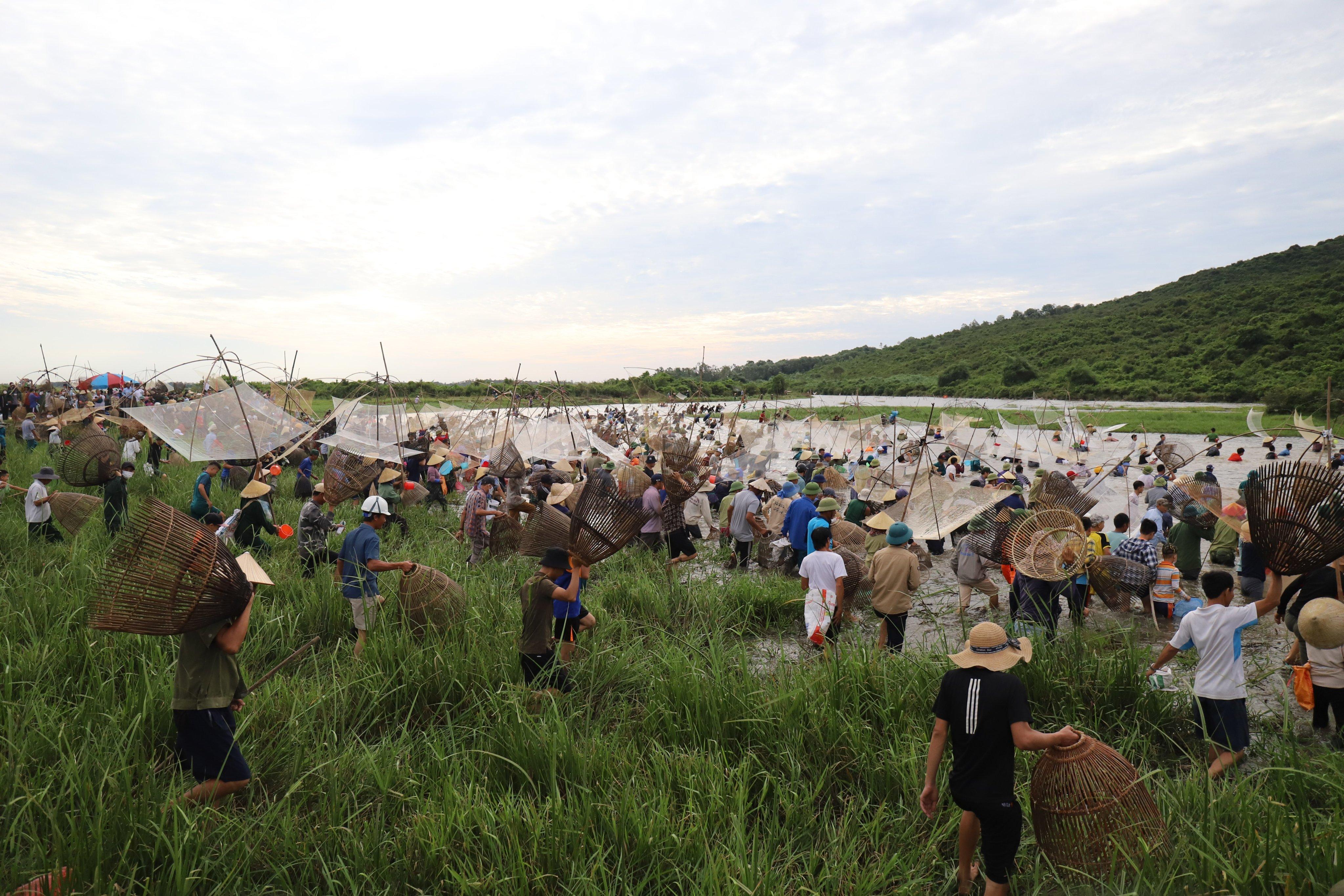 Cả làng nghìn người vác nơm lao xuống đầm trong lễ hội bắt cá vui nhộn ở Hà Tĩnh - 2