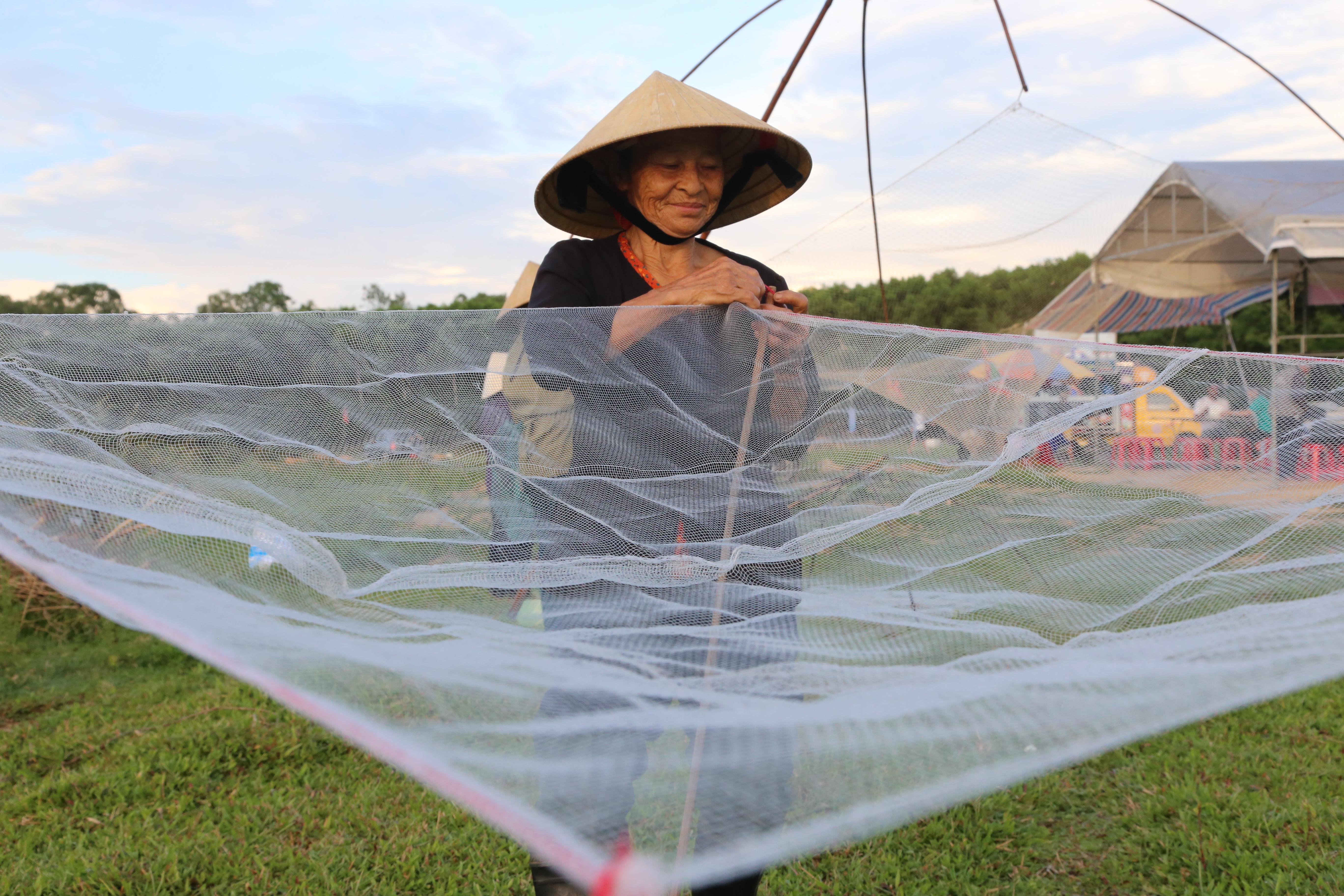 Cả làng nghìn người vác nơm lao xuống đầm trong lễ hội bắt cá vui nhộn ở Hà Tĩnh - 5