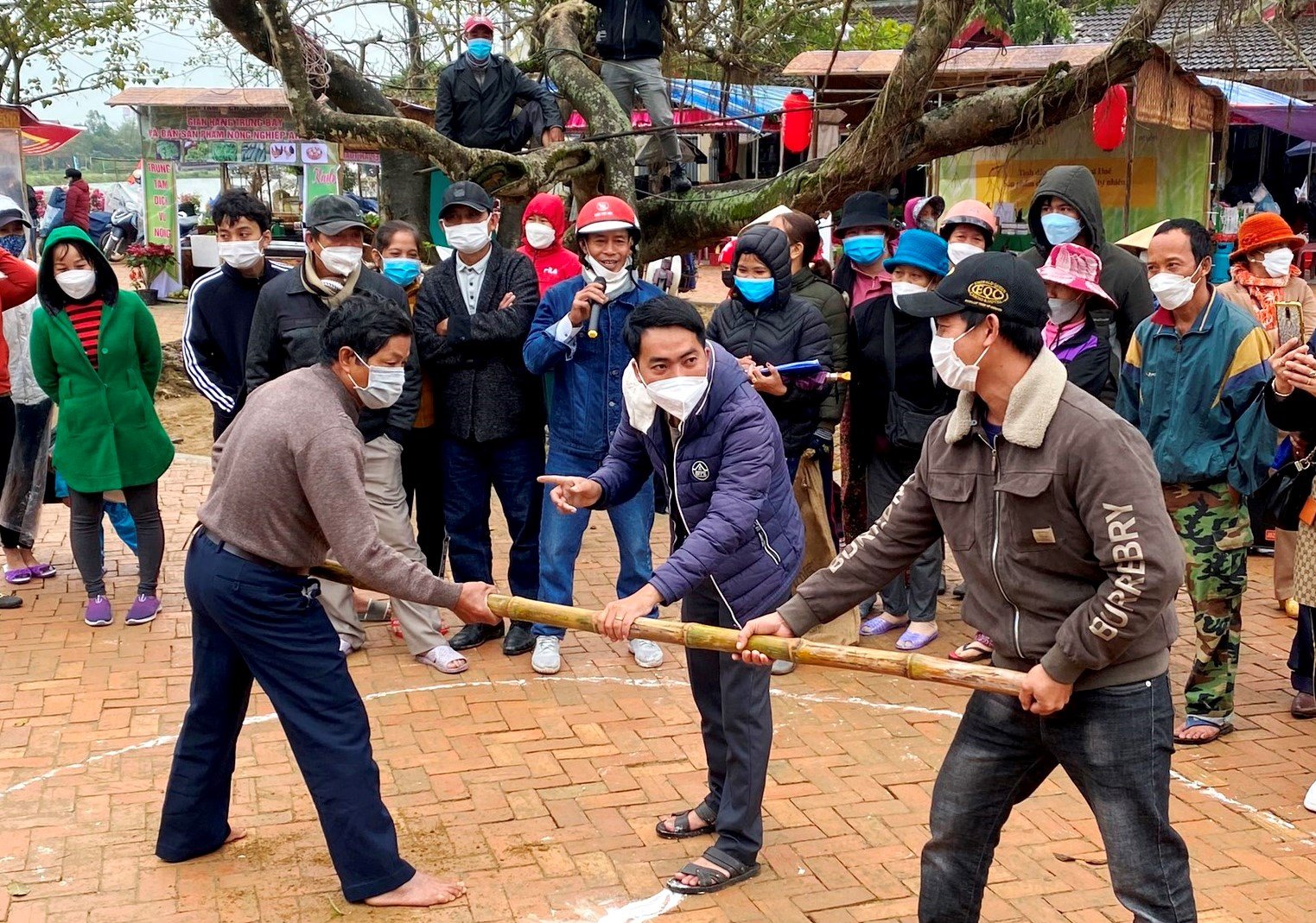 Trải nghiệm xay lúa, đạp nước, bắt vịt trên hói... ở ‘Chợ quê ngày hội’ - 3