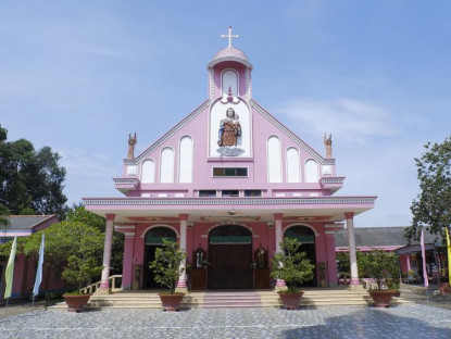 Du khảo - Ngôi nhà thờ màu hồng mơ màng ở Vĩnh Long