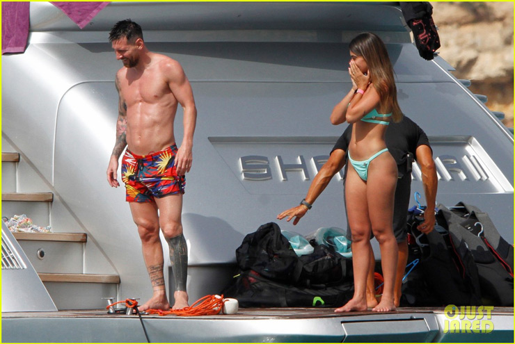 Messi khoe thân hình 6 múi, tình tứ bên vợ yêu mặc bikini cực xinh - 10