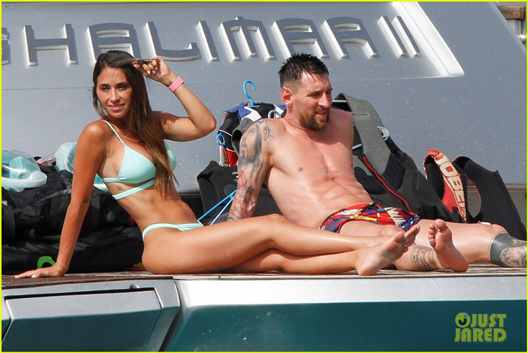 Messi khoe thân hình 6 múi, tình tứ bên vợ yêu mặc bikini cực xinh - 12