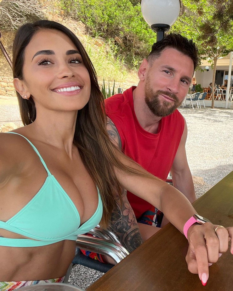 Messi khoe thân hình 6 múi, tình tứ bên vợ yêu mặc bikini cực xinh - 4