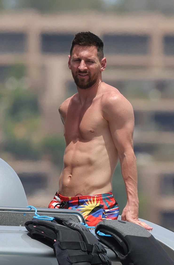 Messi khoe thân hình 6 múi, tình tứ bên vợ yêu mặc bikini cực xinh - 9