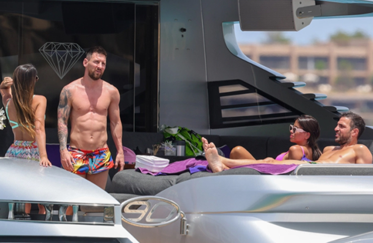Messi khoe thân hình 6 múi, tình tứ bên vợ yêu mặc bikini cực xinh - 2