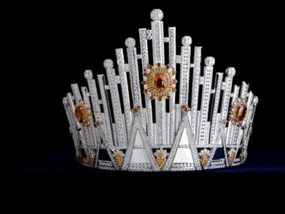 - Cận cảnh chiếc vương miện gắn hơn 2.000 viên kim cương của Tân hoa hậu Hoàn vũ