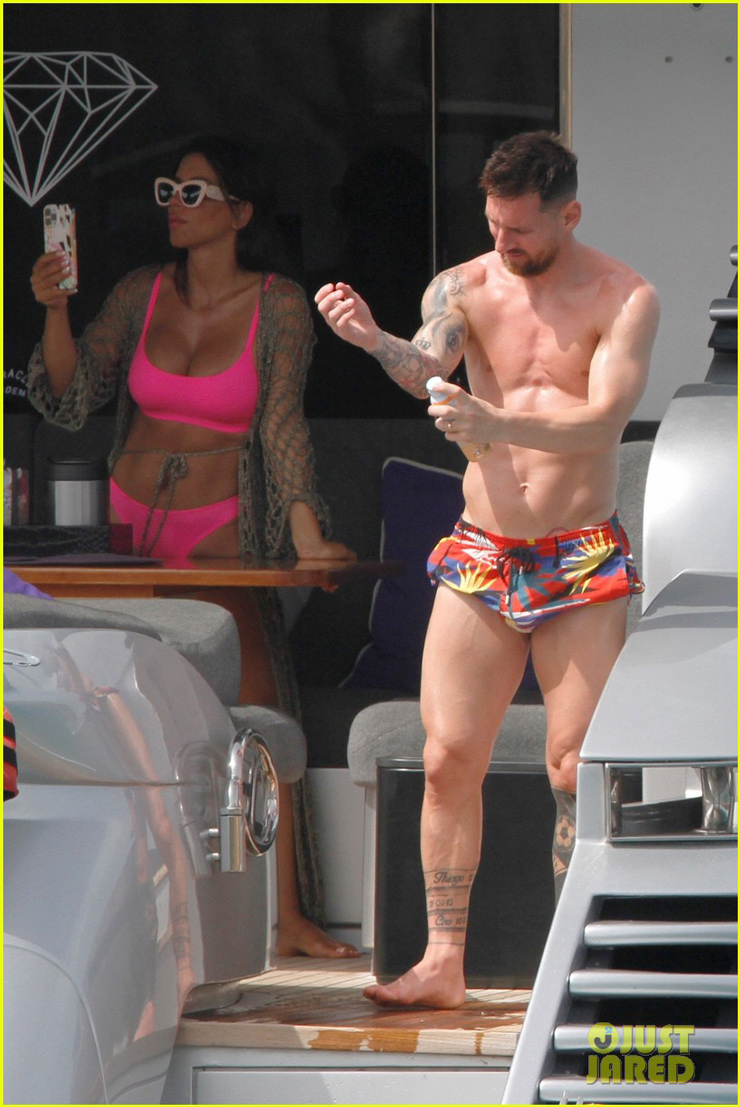 Messi khoe thân hình 6 múi, tình tứ bên vợ yêu mặc bikini cực xinh - 7