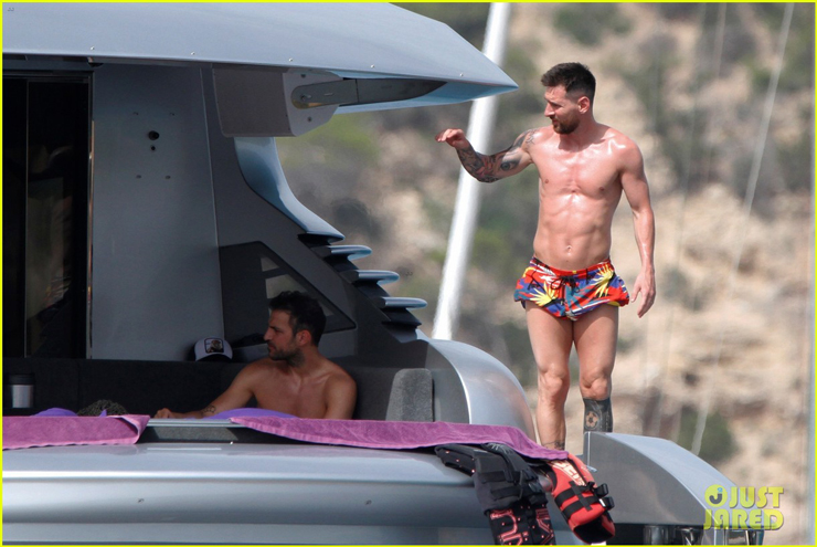 Messi khoe thân hình 6 múi, tình tứ bên vợ yêu mặc bikini cực xinh - 6