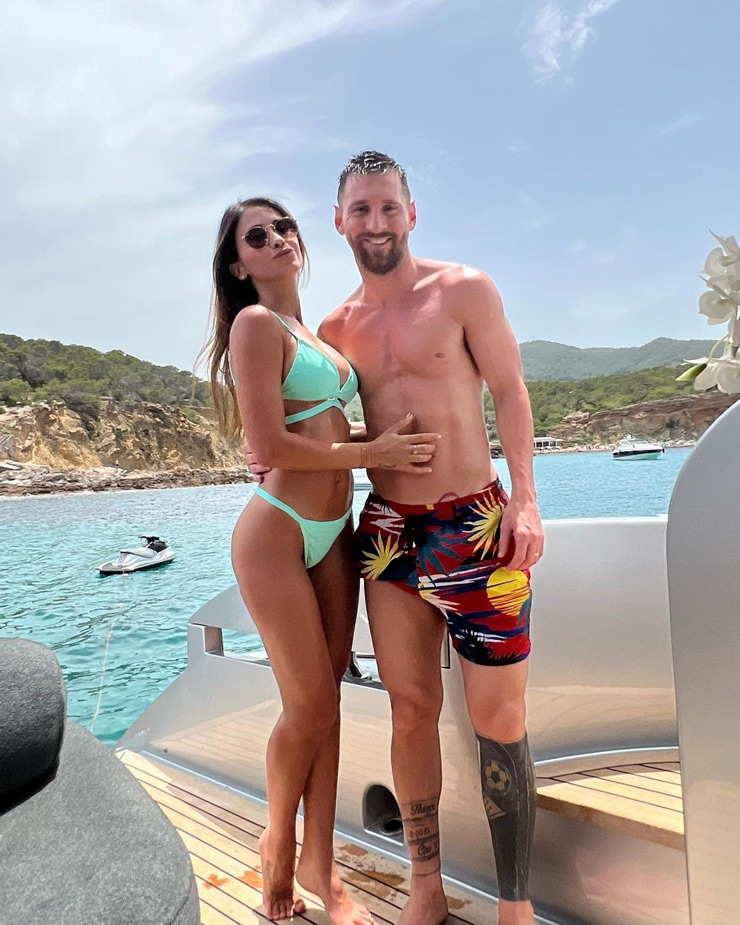 Messi khoe thân hình 6 múi, tình tứ bên vợ yêu mặc bikini cực xinh - 1