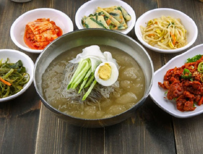 Ăn gì - Món mì chan nước đá của Hàn Quốc đánh tan cái nóng mùa hè