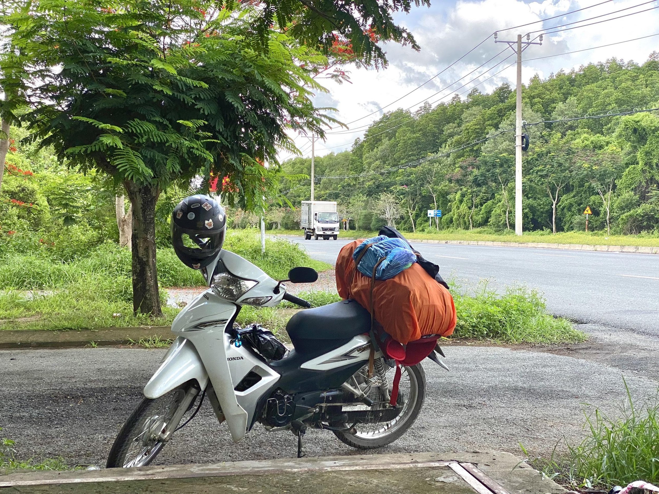 Cô gái 22 tuổi bỏ việc, một mình xuyên Việt bằng xe máy ngay khi hết dịch - 10