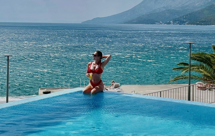 Hot girl Bouchard diện mốt khoe nội y, mỹ nhân Ý khoe dáng bên bể bơi - 3
