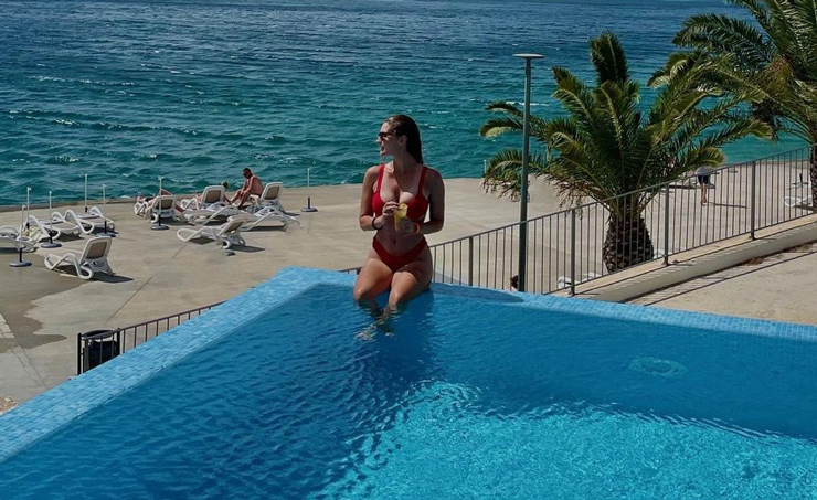 Hot girl Bouchard diện mốt khoe nội y, mỹ nhân Ý khoe dáng bên bể bơi - 2