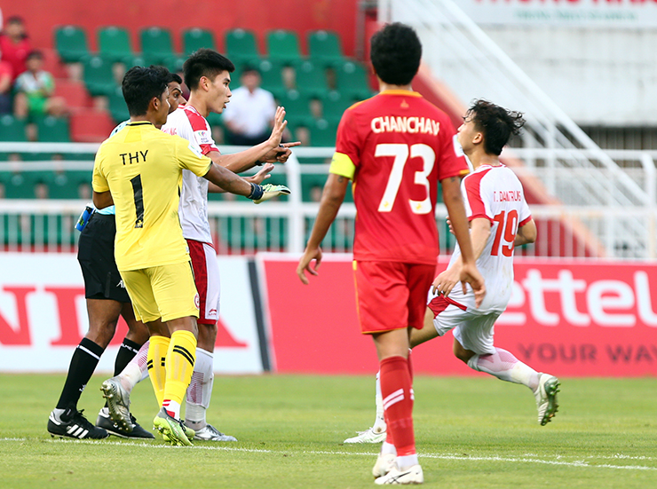 SAO U23 Việt Nam nổi nóng với cầu thủ Campuchia ở giải châu Á - 5