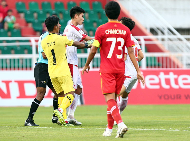 SAO U23 Việt Nam nổi nóng với cầu thủ Campuchia ở giải châu Á - 6