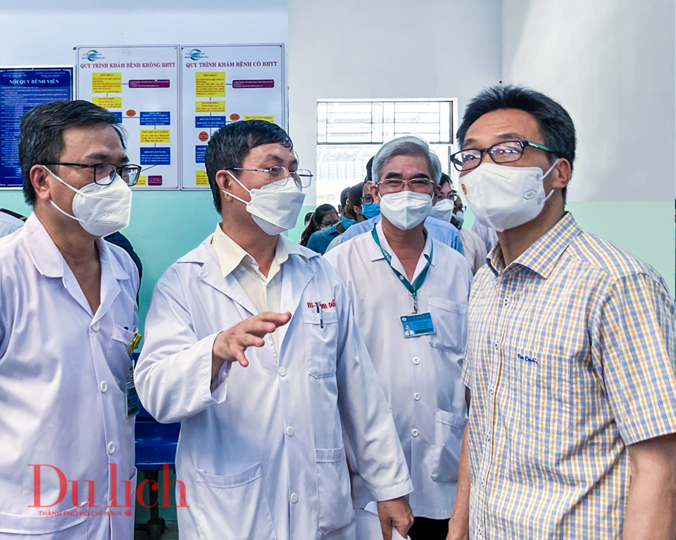 Sau khi kiểm tra việc tiêm vaccine tại TP.HCM, Phó Thủ Tướng tiêm luôn mũi 4 - 2