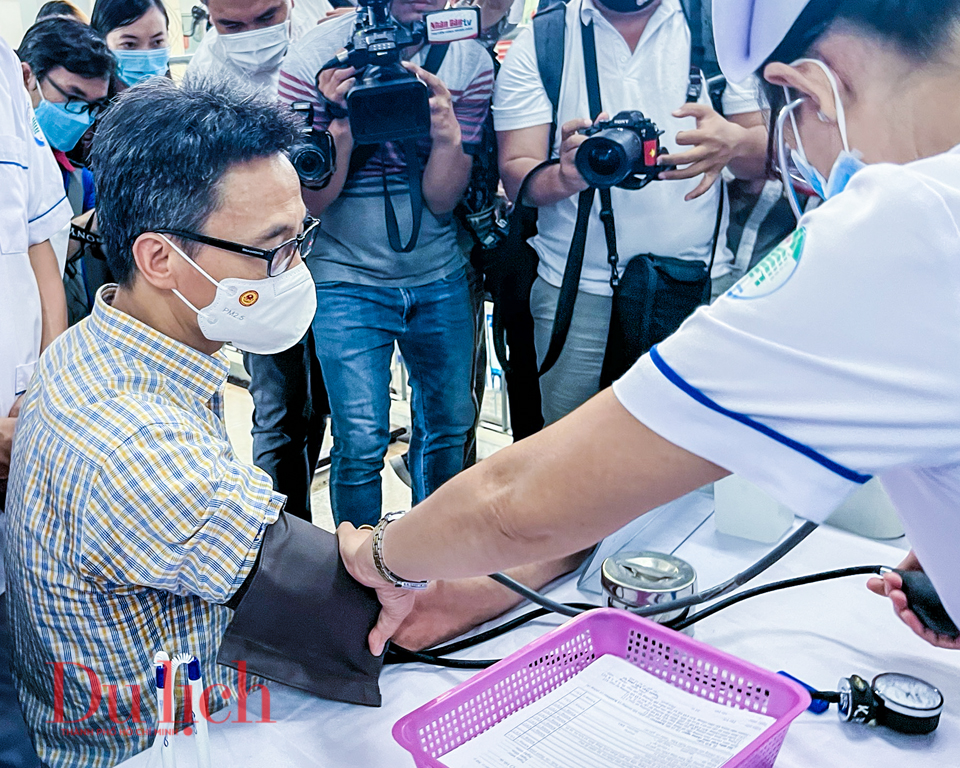 Sau khi kiểm tra việc tiêm vaccine tại TP.HCM, Phó Thủ Tướng tiêm luôn mũi 4 - 5