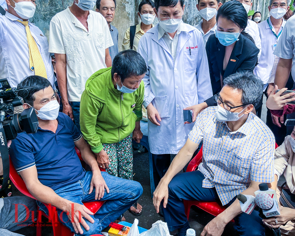 Sau khi kiểm tra việc tiêm vaccine tại TP.HCM, Phó Thủ Tướng tiêm luôn mũi 4 - 3
