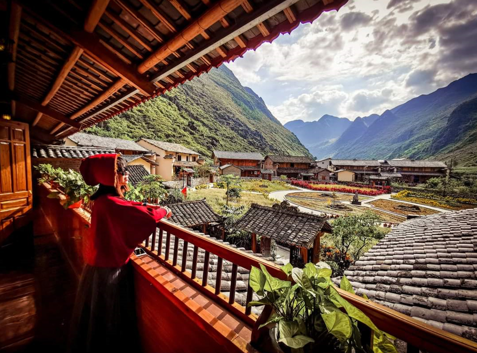 Ngôi làng đẹp hút hồn du khách, ẩn mình giữa hai dãy núi hùng vĩ - 1