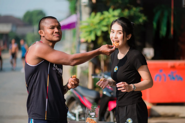 Ngắm mỹ nhân &#34;trắng như tuyết&#34;, người biến võ sĩ Buakaw từ &#34;hổ hóa mèo&#34; - 1