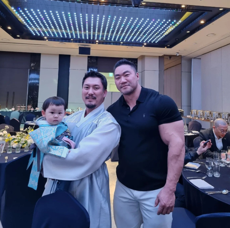 Lực sĩ &#34;khổng lồ&#34; 45 tuổi khiến &#34;Quái vật thể hình&#34; Châu Á chào thua - 8