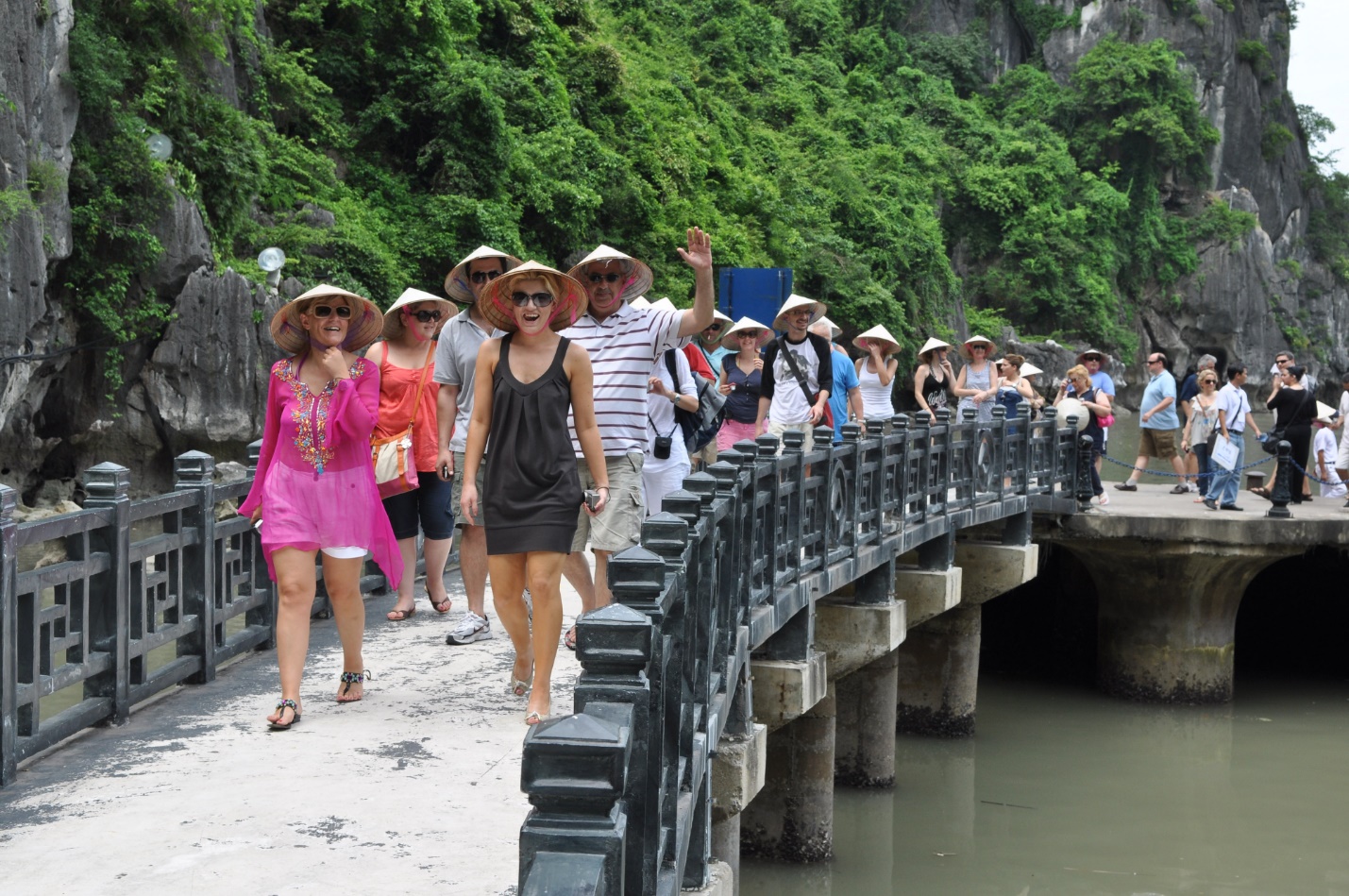 Du lịch Việt Nam kiểm soát chặt du lịch giá rẻ - 2