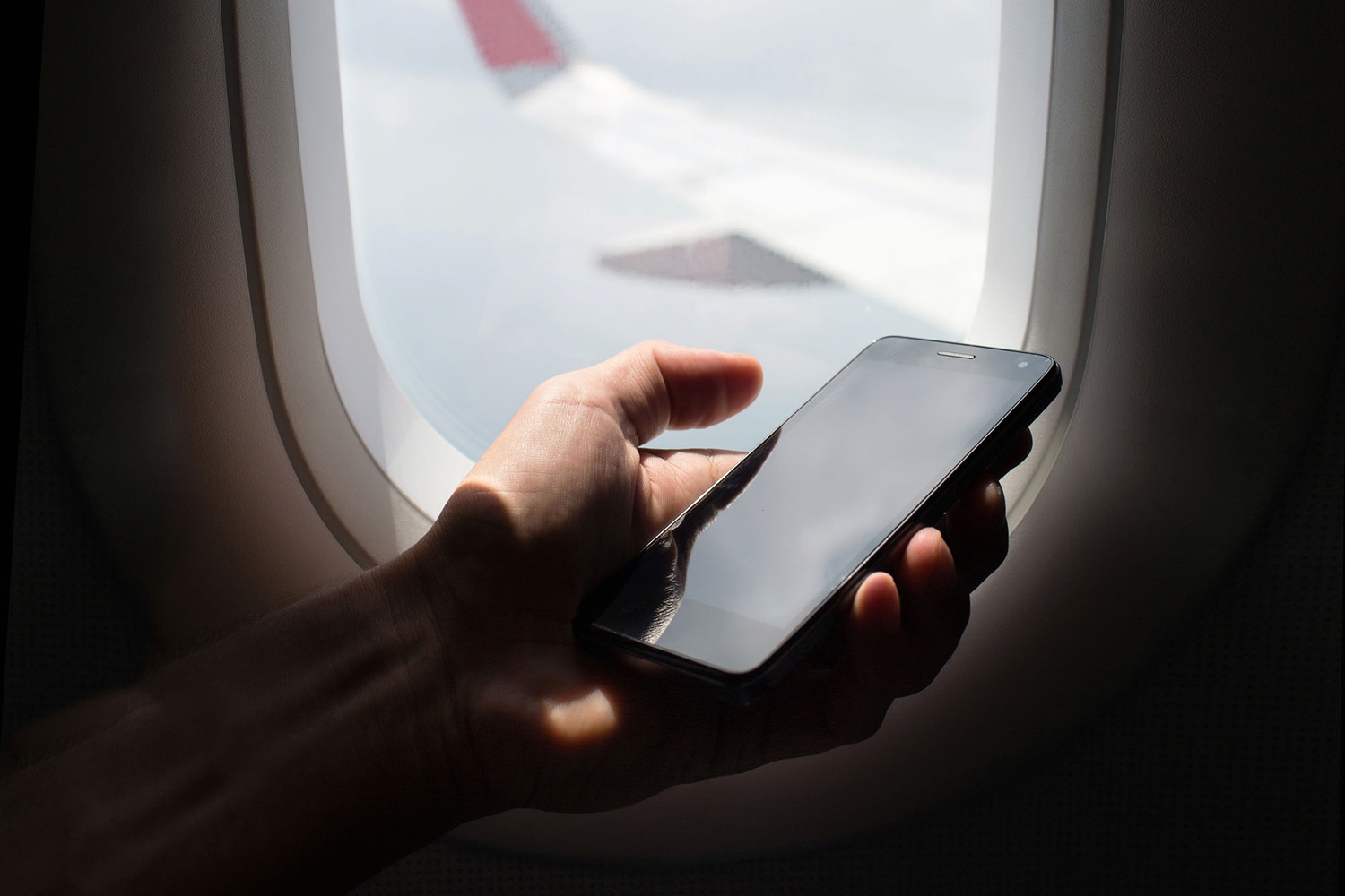 Tại sao hành khách đi máy bay được yêu cầu đặt điện thoại ở chế độ máy bay? - 1