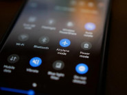 Tại sao hành khách đi máy bay được yêu cầu đặt điện thoại ở chế độ máy bay?