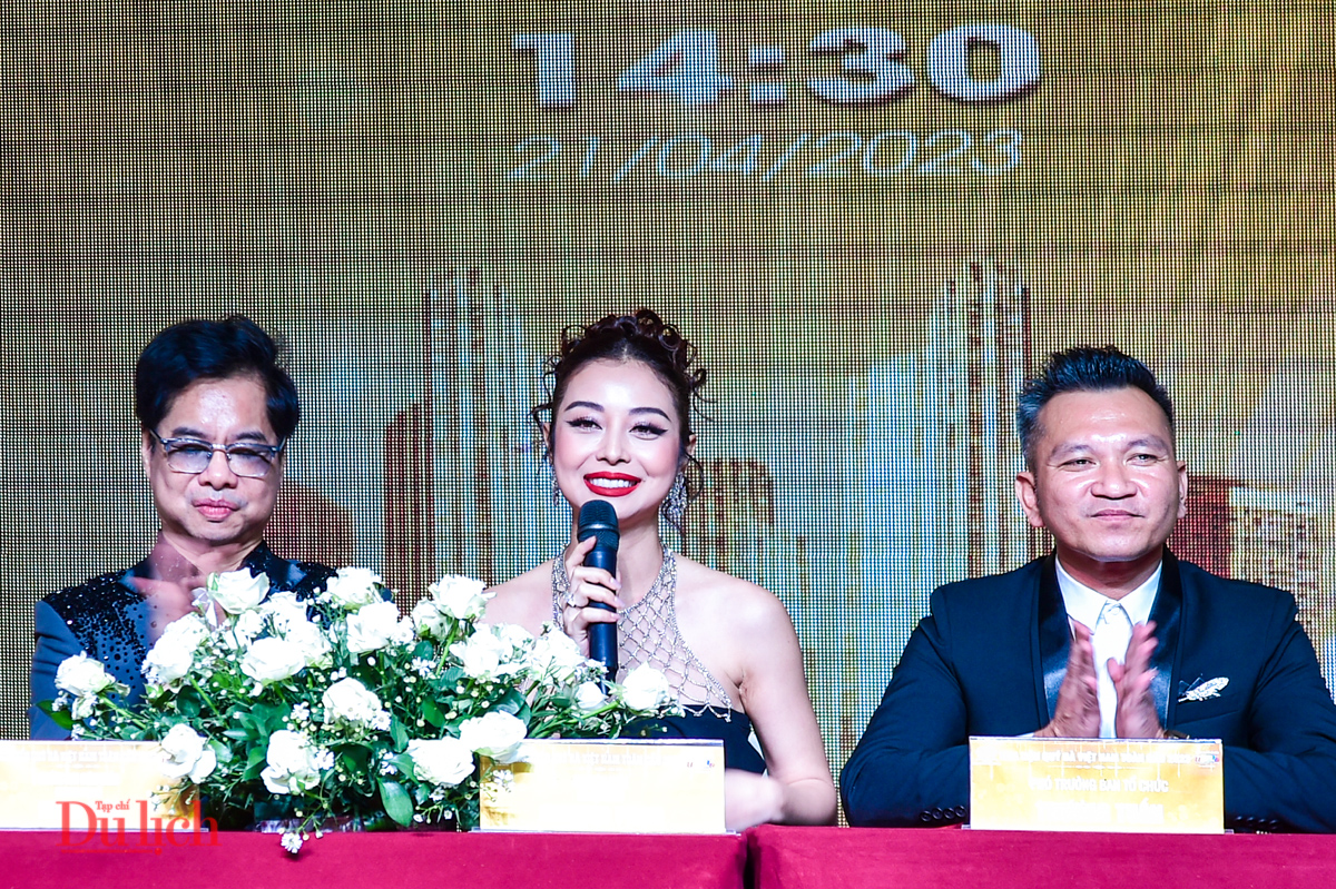 Chiếc vương miện Hoa hậu quý bà Việt Nam toàn cầu 2023 trị giá 2 tỷ - 2
